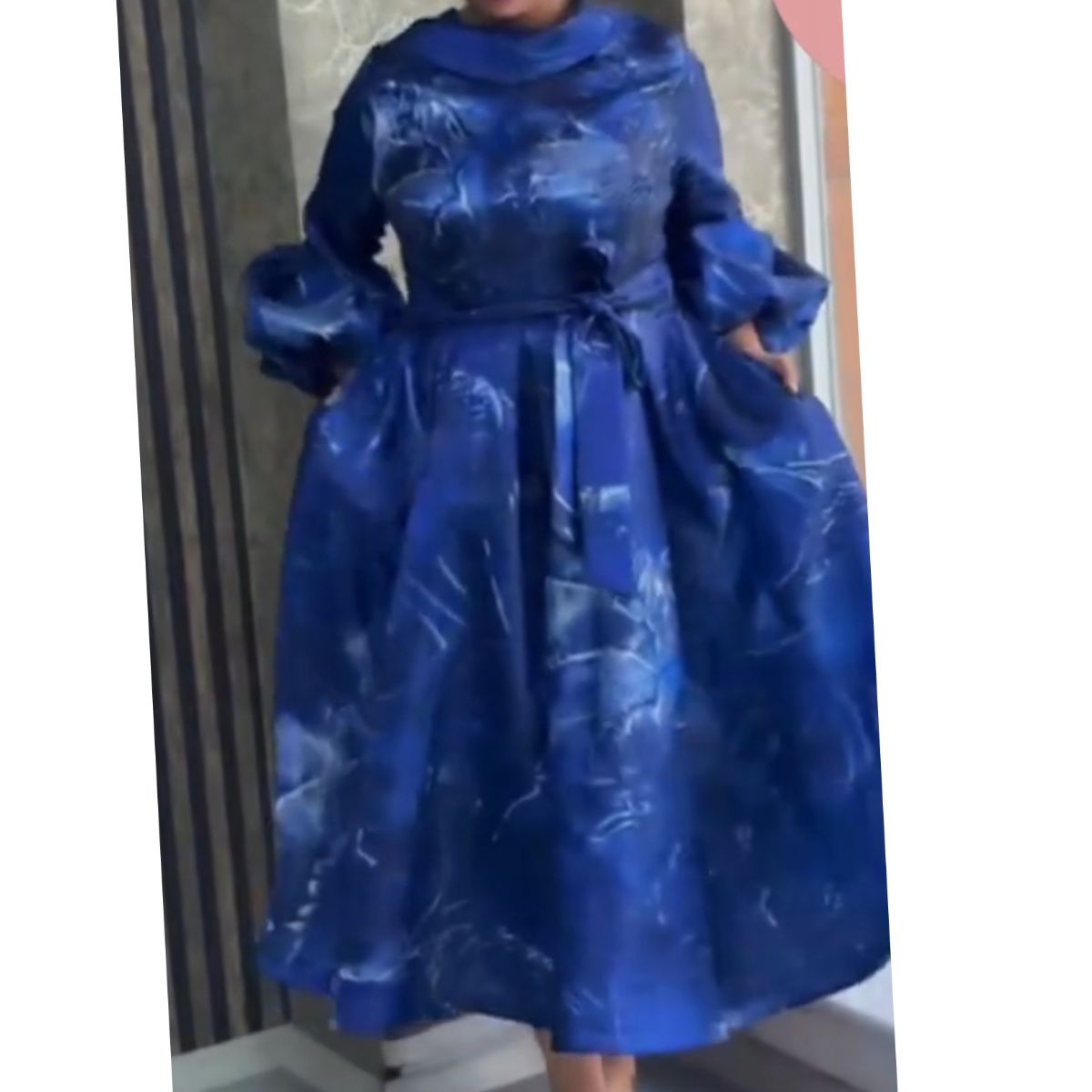 Robe en brocart bleue élégante