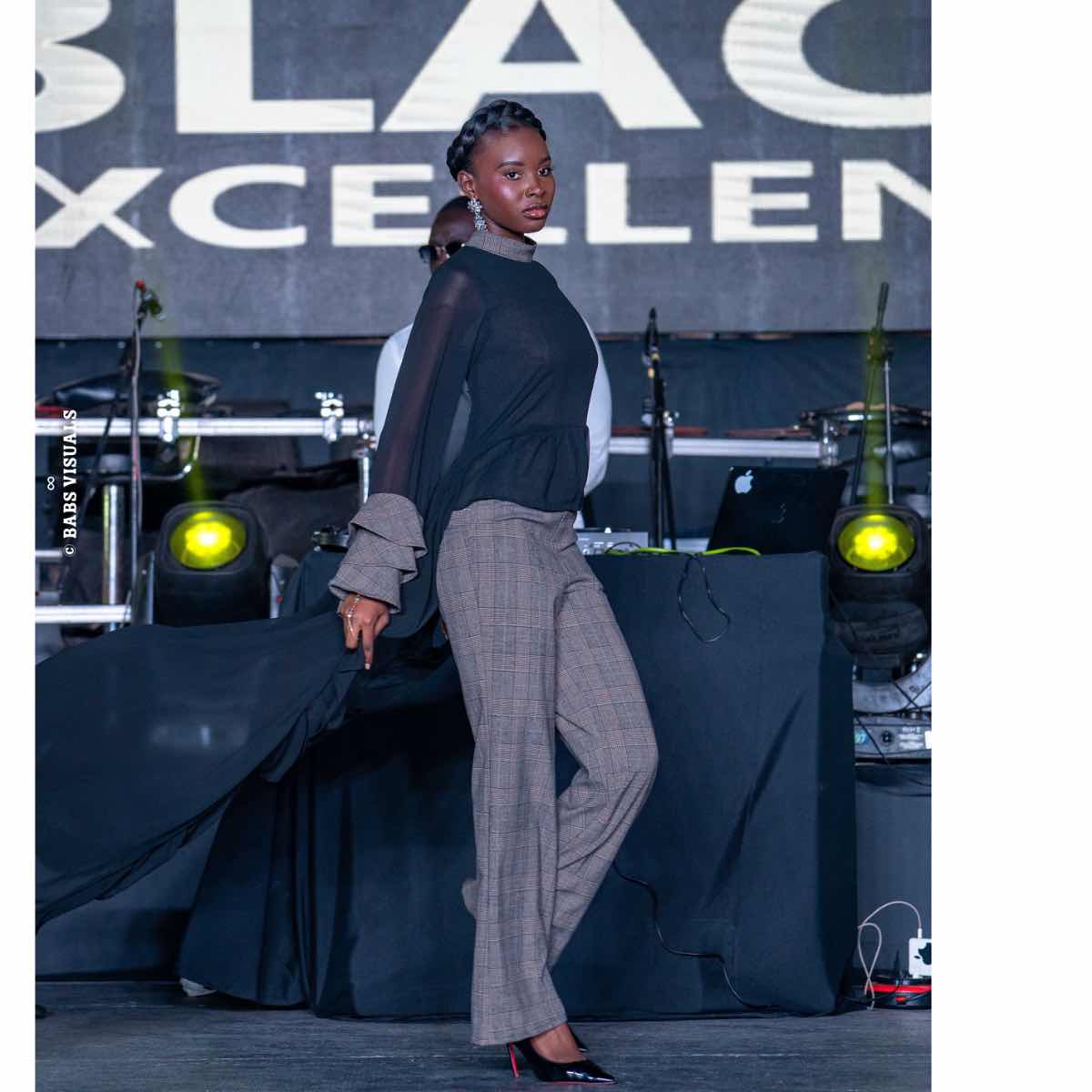 Ensemble haut long et pantalon femme noir à carreaux, look élégant et chic