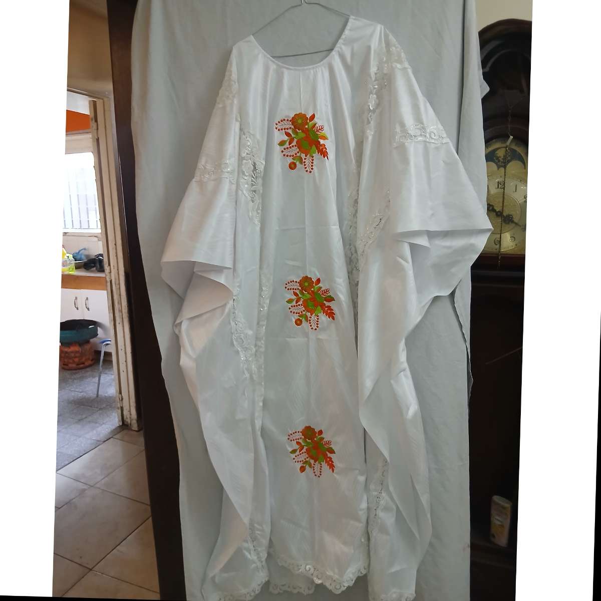 Boubou femme blanc brodé élégant, robe traditionnelle mariage broderie orange