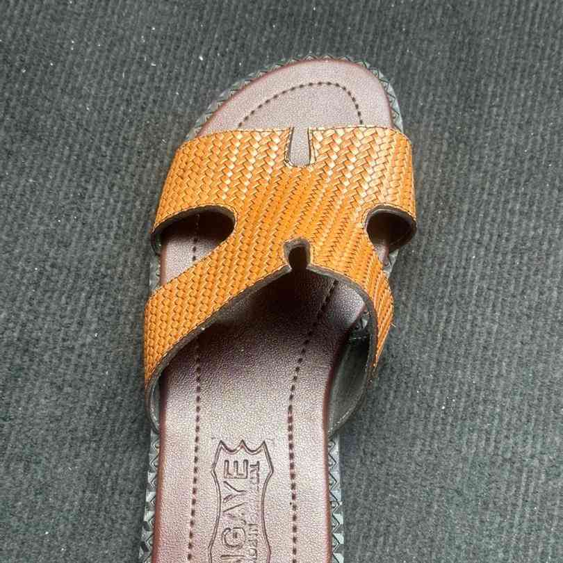 Sandale homme cuir Hermes marron et noir design H, élégante et confortable