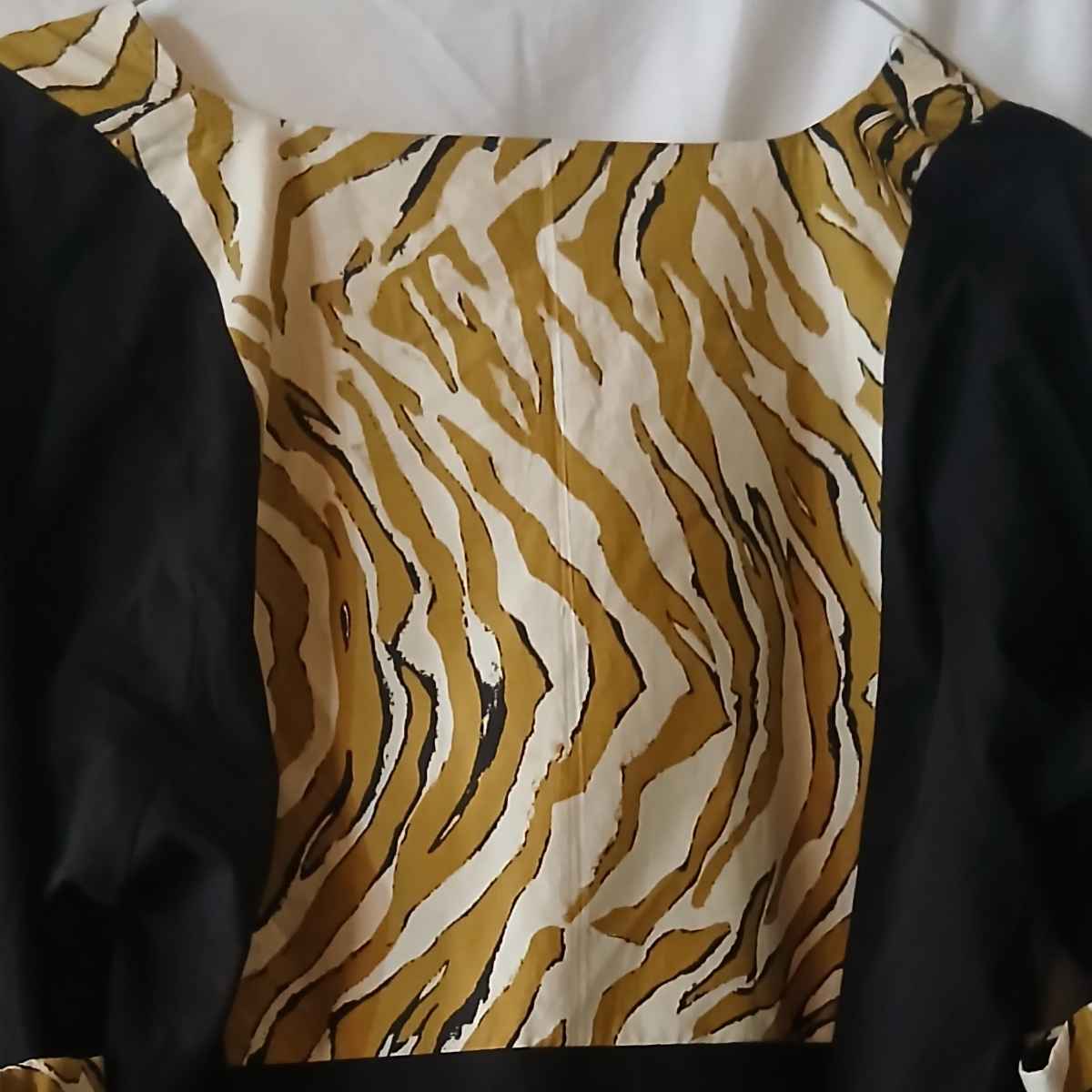 Robe lin noire femme chic avec wax beige doré, élégante soirée ou bureau