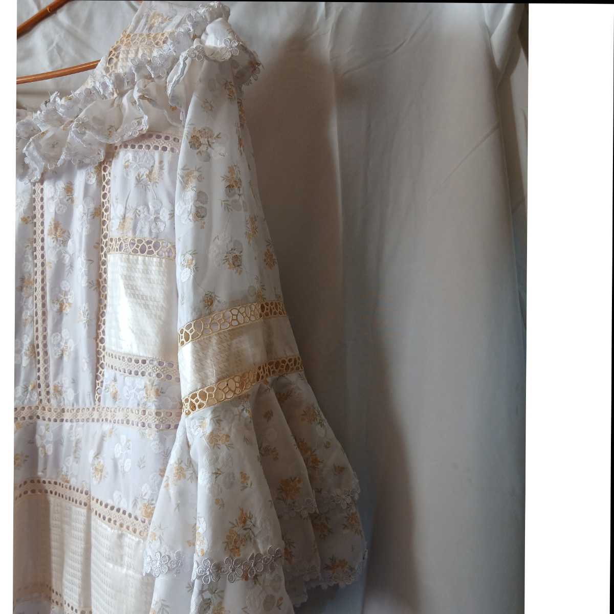 Robe geztner brodée beige blanc femme, élégante et légère été