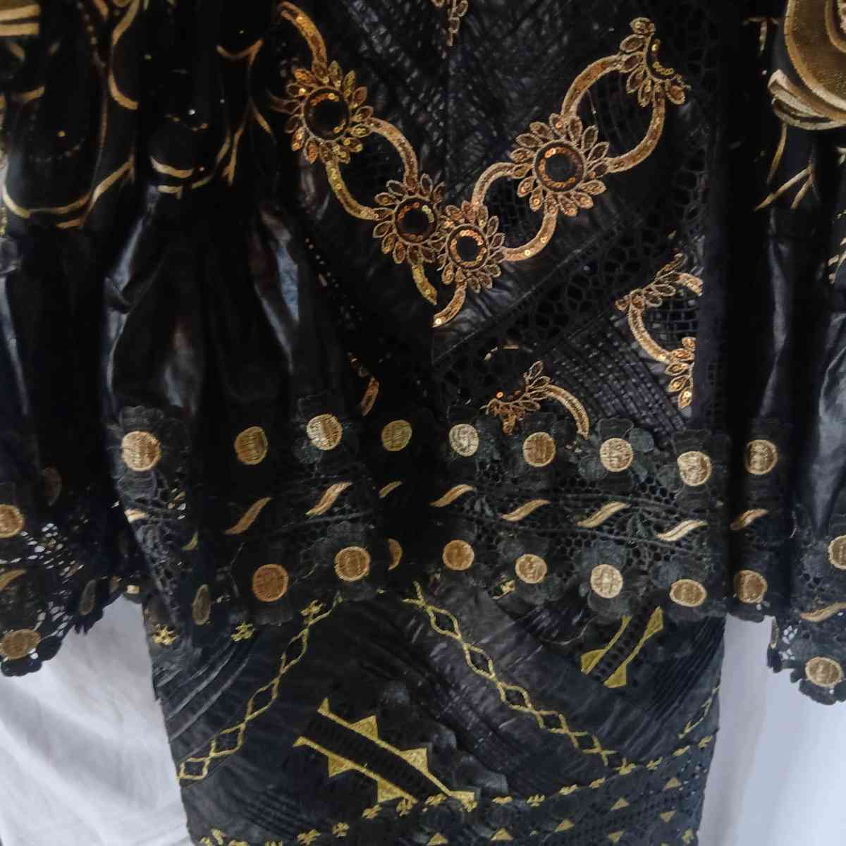 Ensemble bazin femme brodé noir doré et pagne, tenue africaine élégante