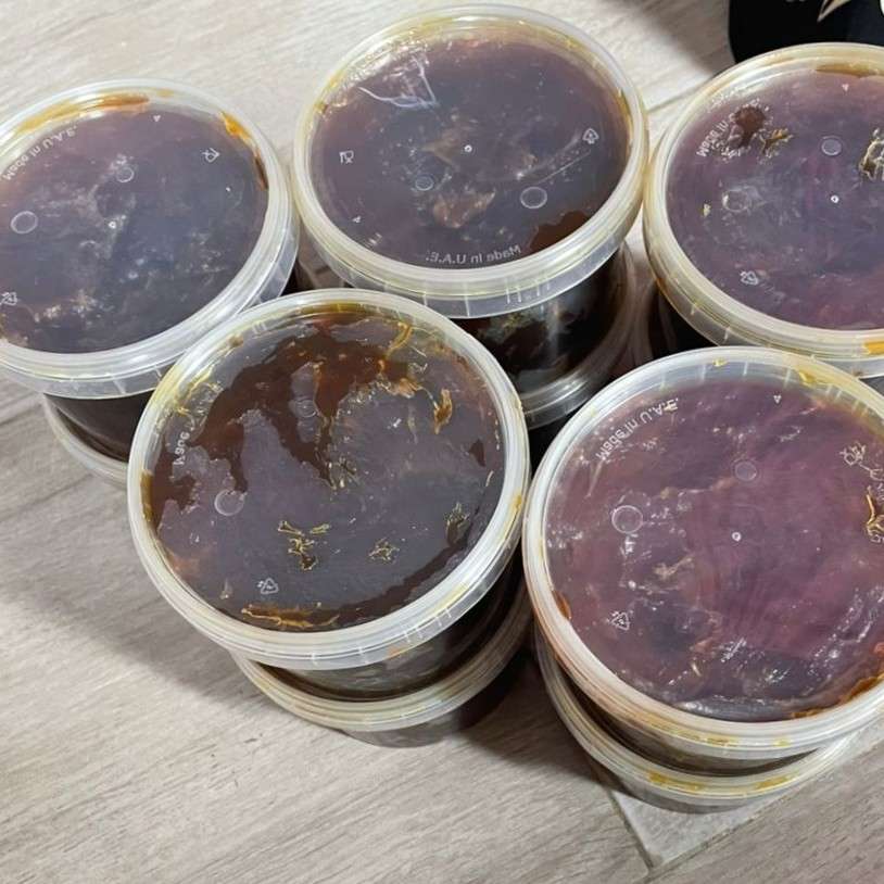 Vêtements locales traditionnel, des parfums locaux, vente poulet de chair