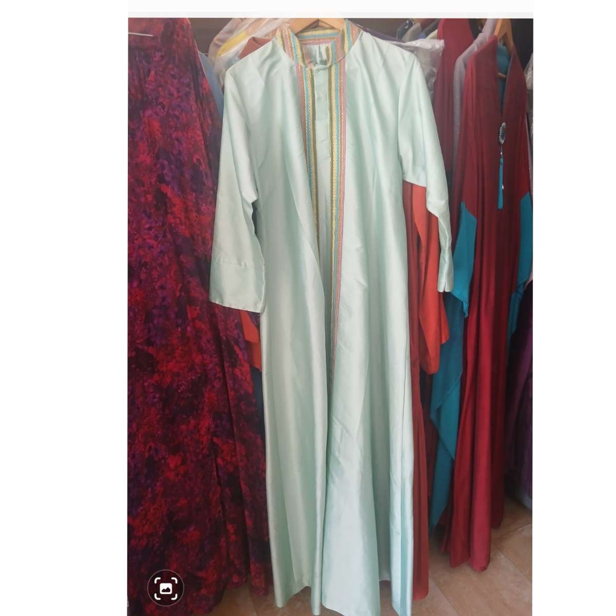 Robe verte femme longue brodée, élégante cérémonie ou bureau, col montant