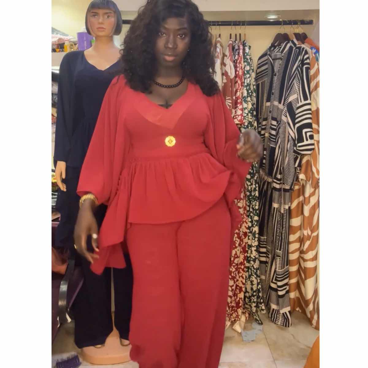 Ensemble femme ceinture à la taille chic, élégant avec broche dorée