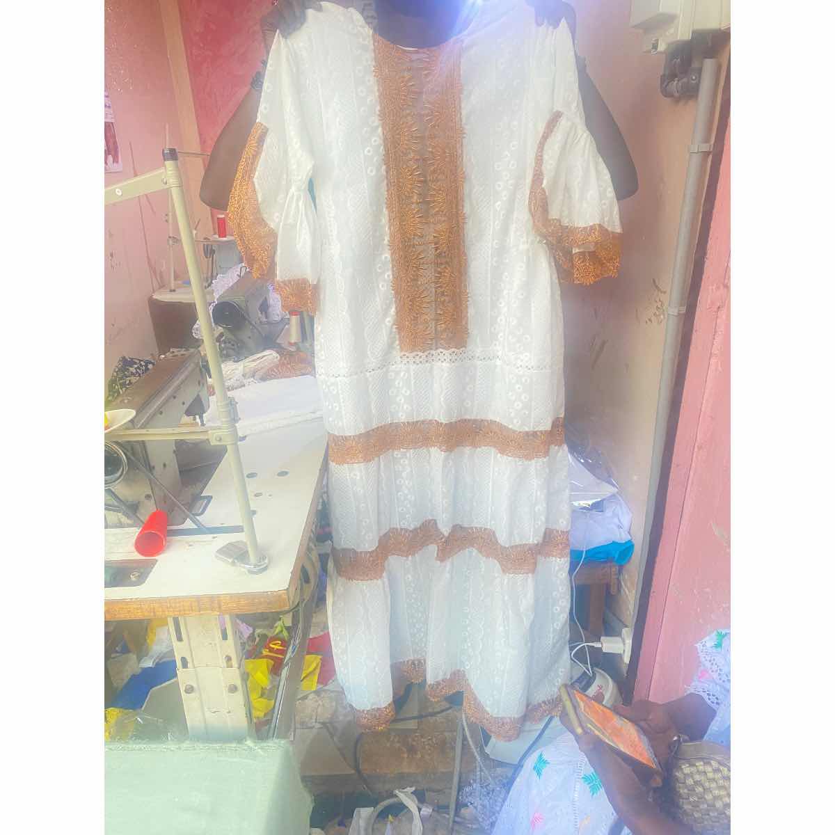 Robe broderie anglaise femme blanche et marron, élégante et chic manches bouffantes