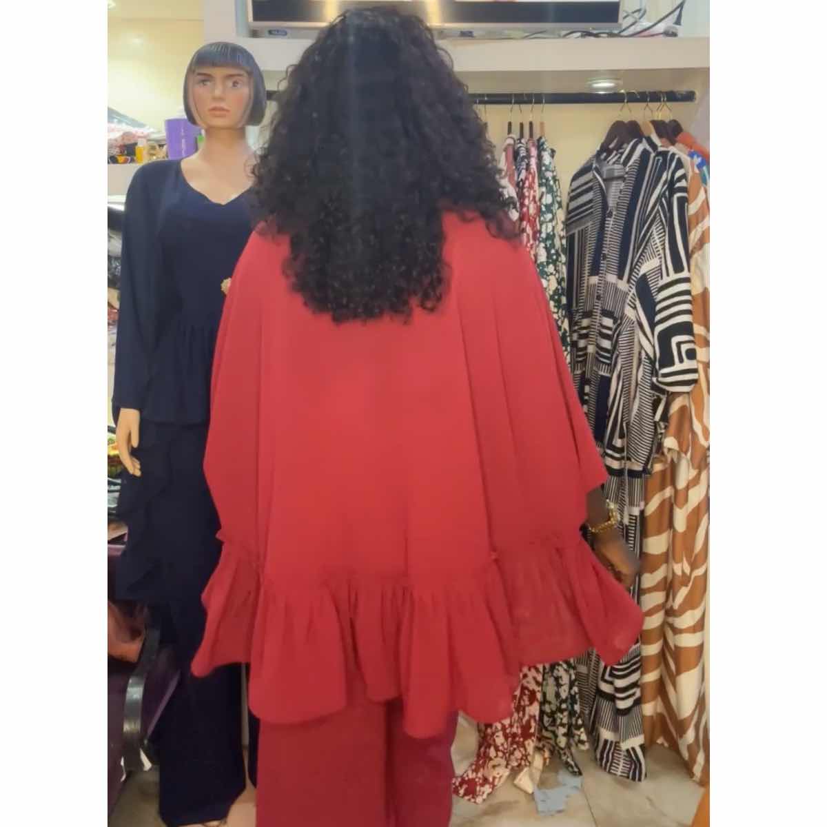 Ensemble femme ceinture à la taille chic, élégant avec broche dorée