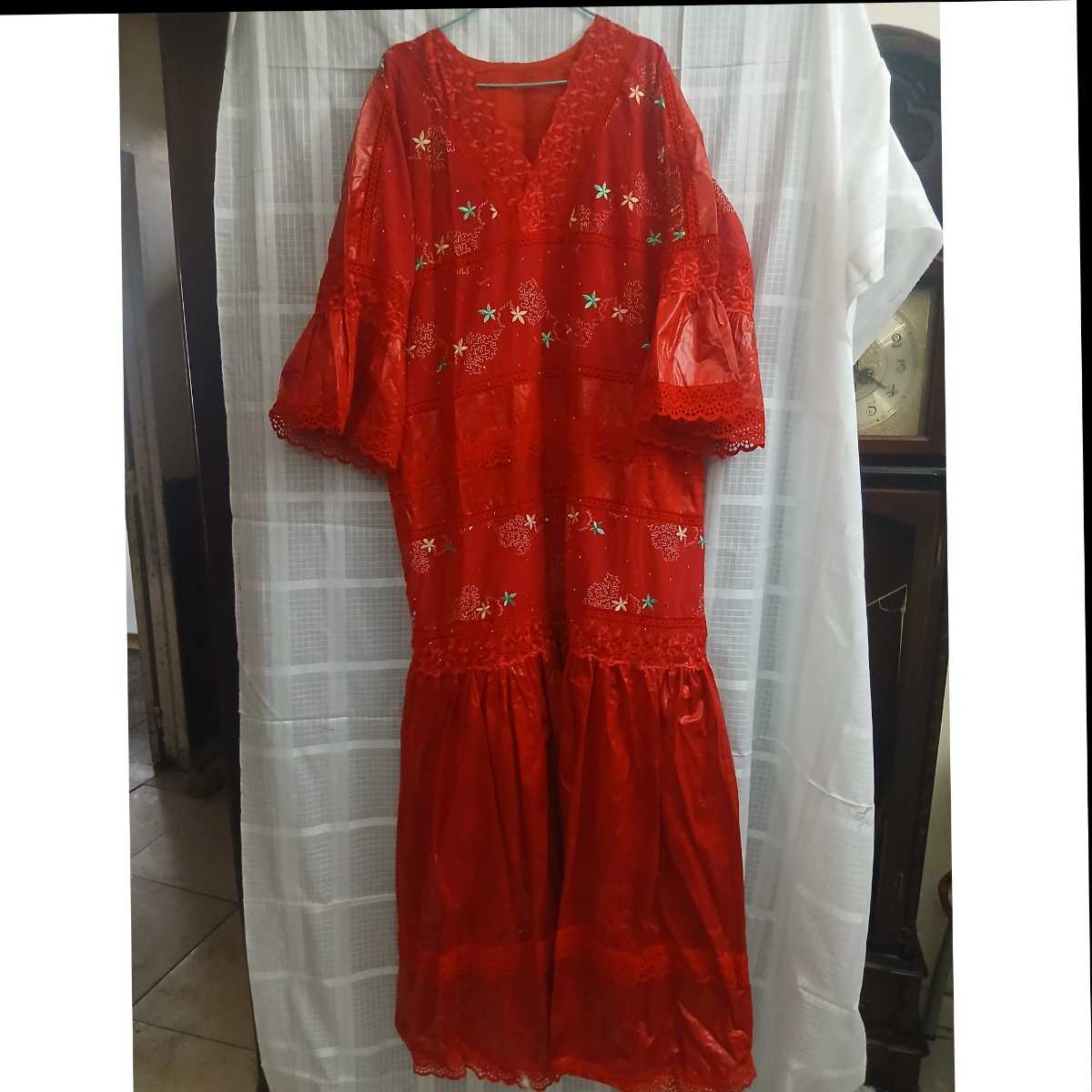 Robe brodée rouge fleurs dorées longue bohème chic femme élégante