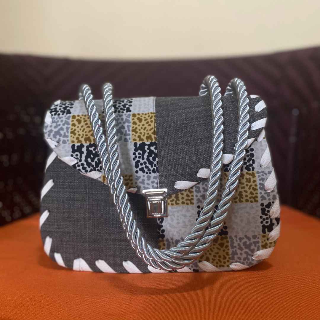 Sacoche en wax et raphia grise