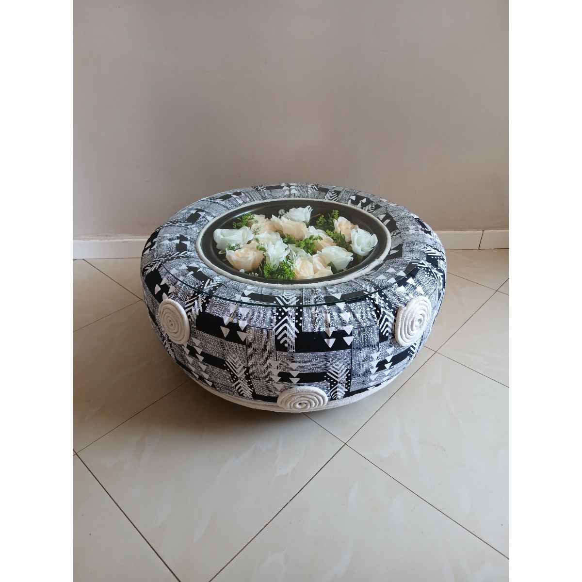 Table basse design moderne ronde noire et blanche, motif géométrique chic
