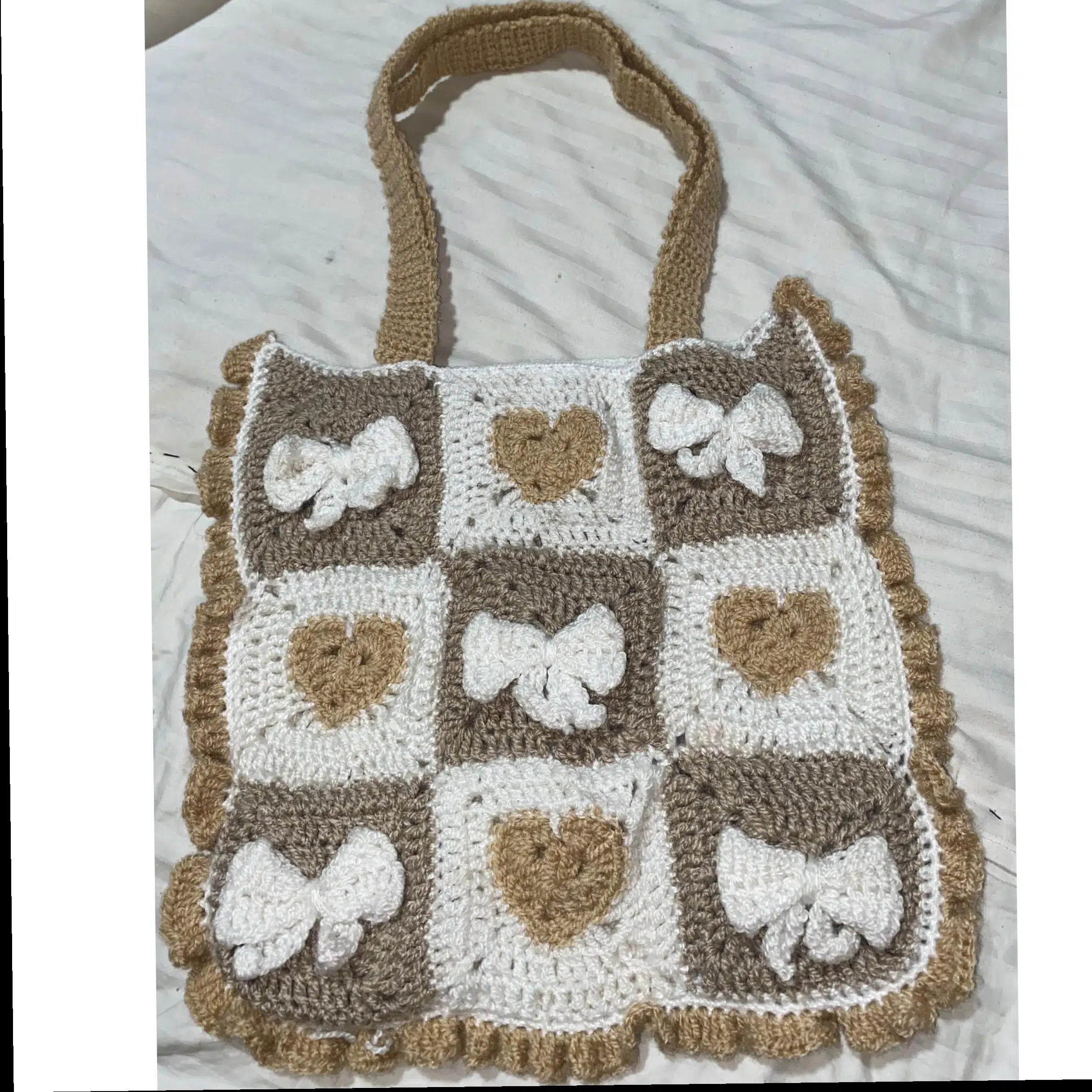 sac crochet beige et blanc à cœurs pour un style élégant