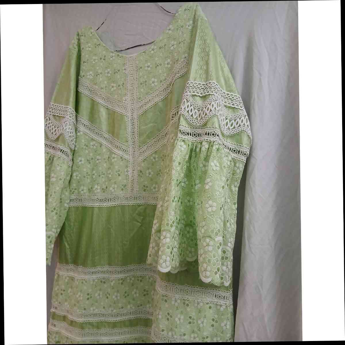 Robe verte brodée femme élégante, style bohème chic, garnitures blanches