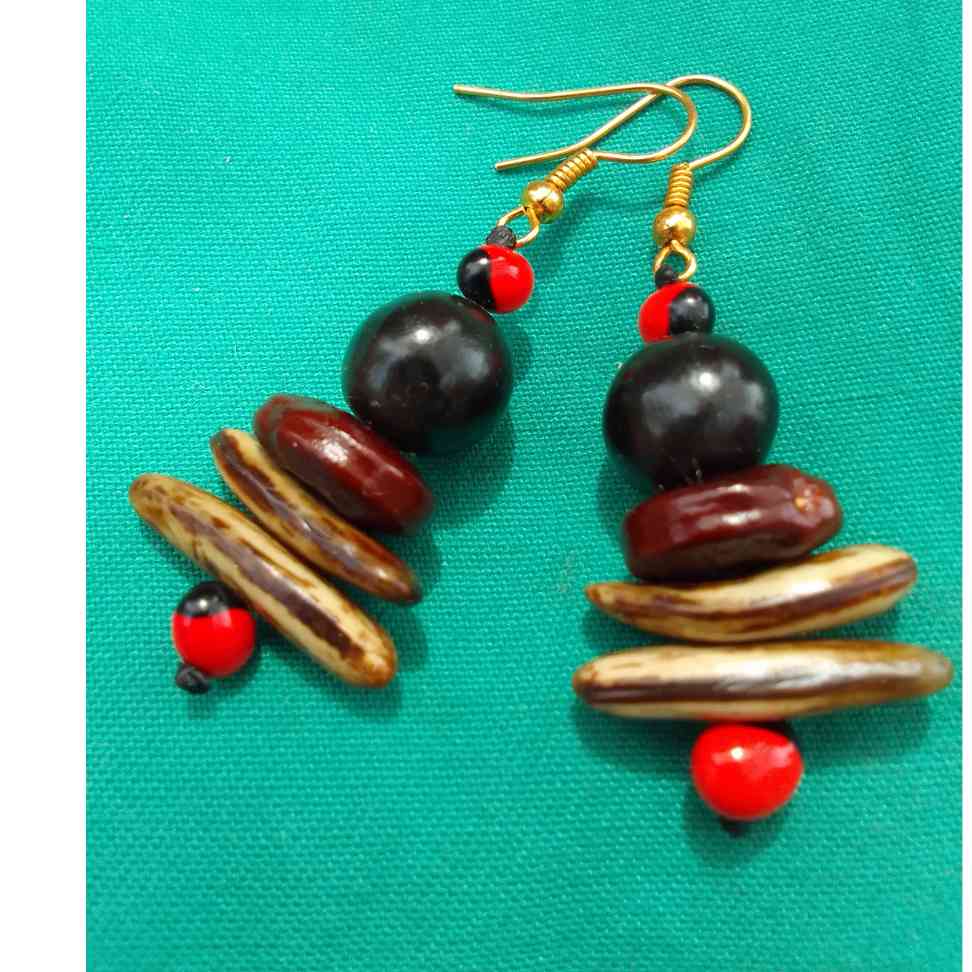 Boucles d'oreilles en graines naturelles artisanales bohèmes et écologiques