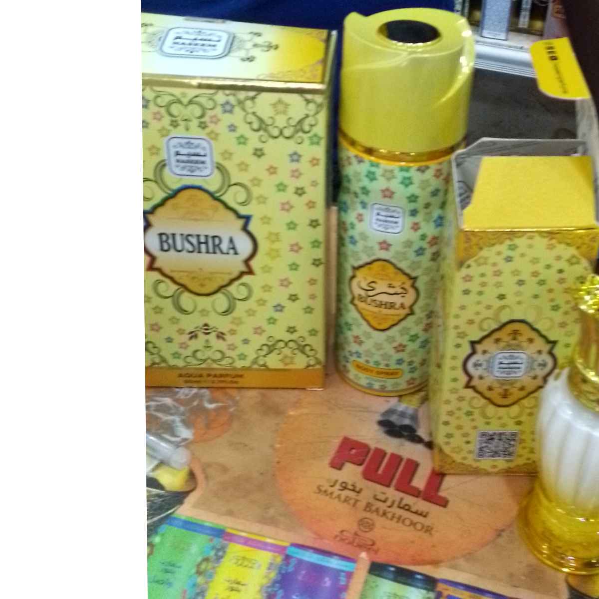 Vêtements locales traditionnel, des parfums locaux, vente poulet de chair