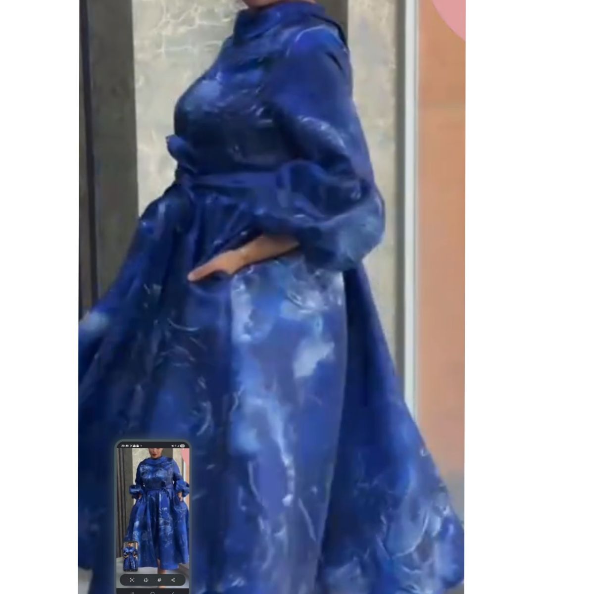 Robe en brocart bleue élégante
