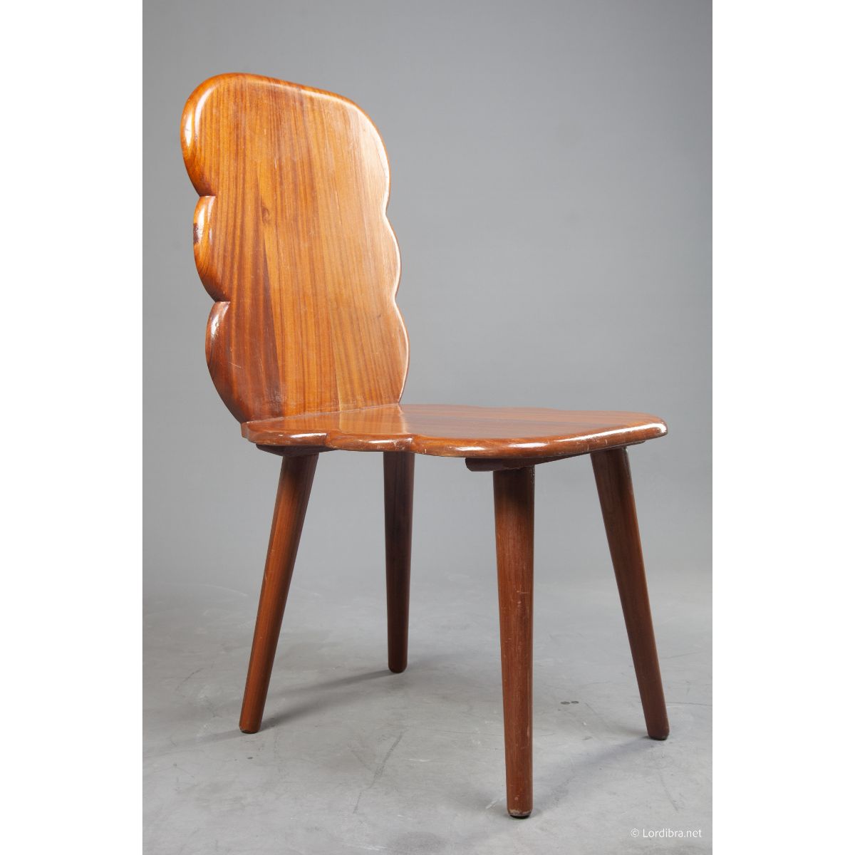 Chaise bois massif design dossier arrondi, style rétro marron foncé