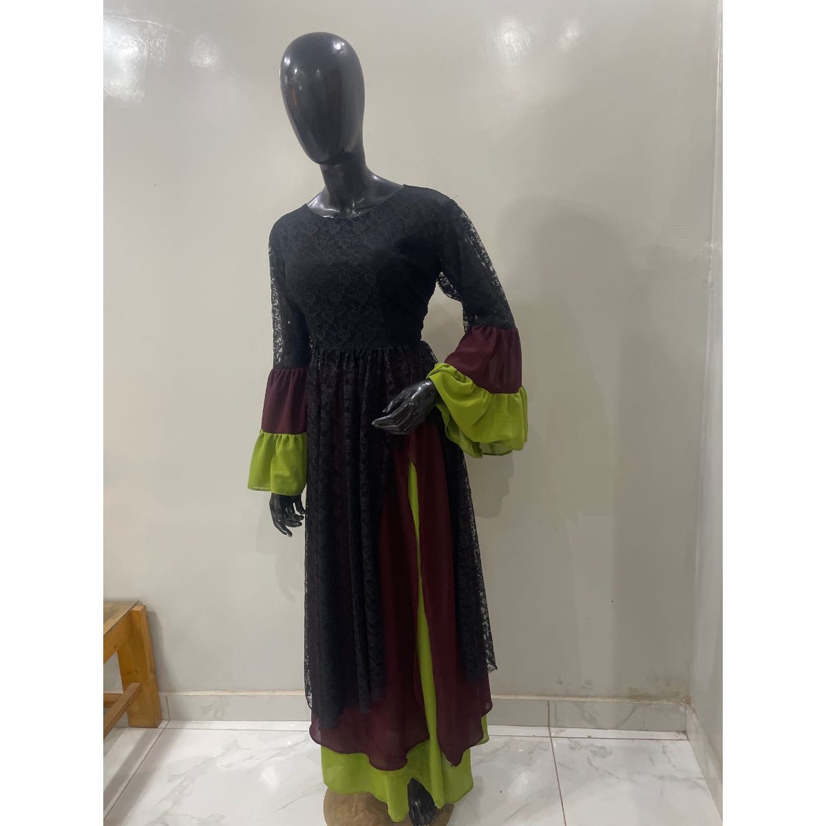 Robe longue dentelle femme élégante et jupe crèpon, noir rouge vert