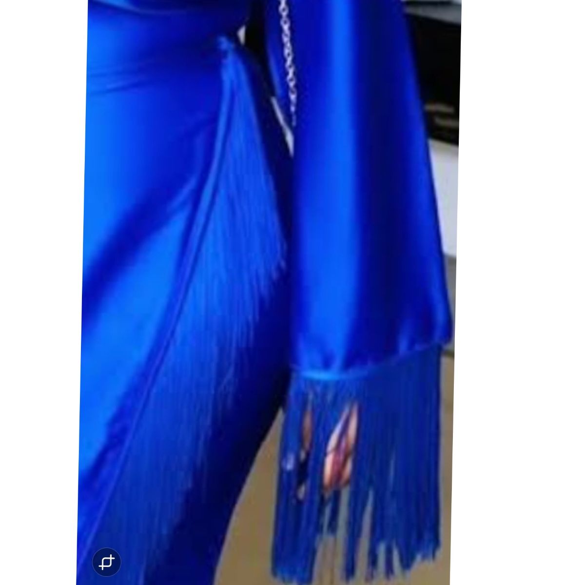 Robe femme soie bleu électrique élégante, manches longues et franges chic