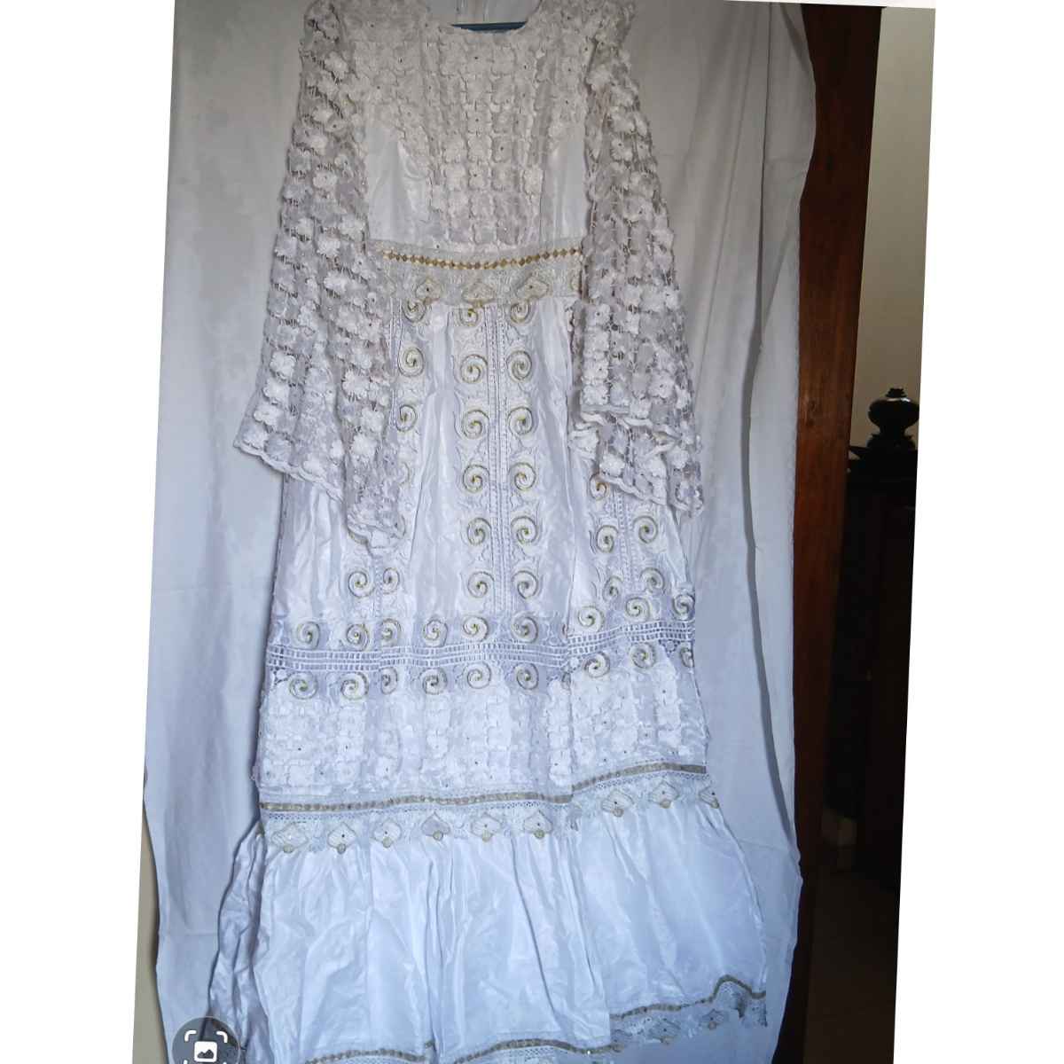 Robe blanche mariage femme longue dentelle dorée Geztner élégante cérémonie