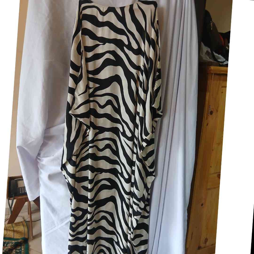 Robe longue en soie femme élégante noire et blanche