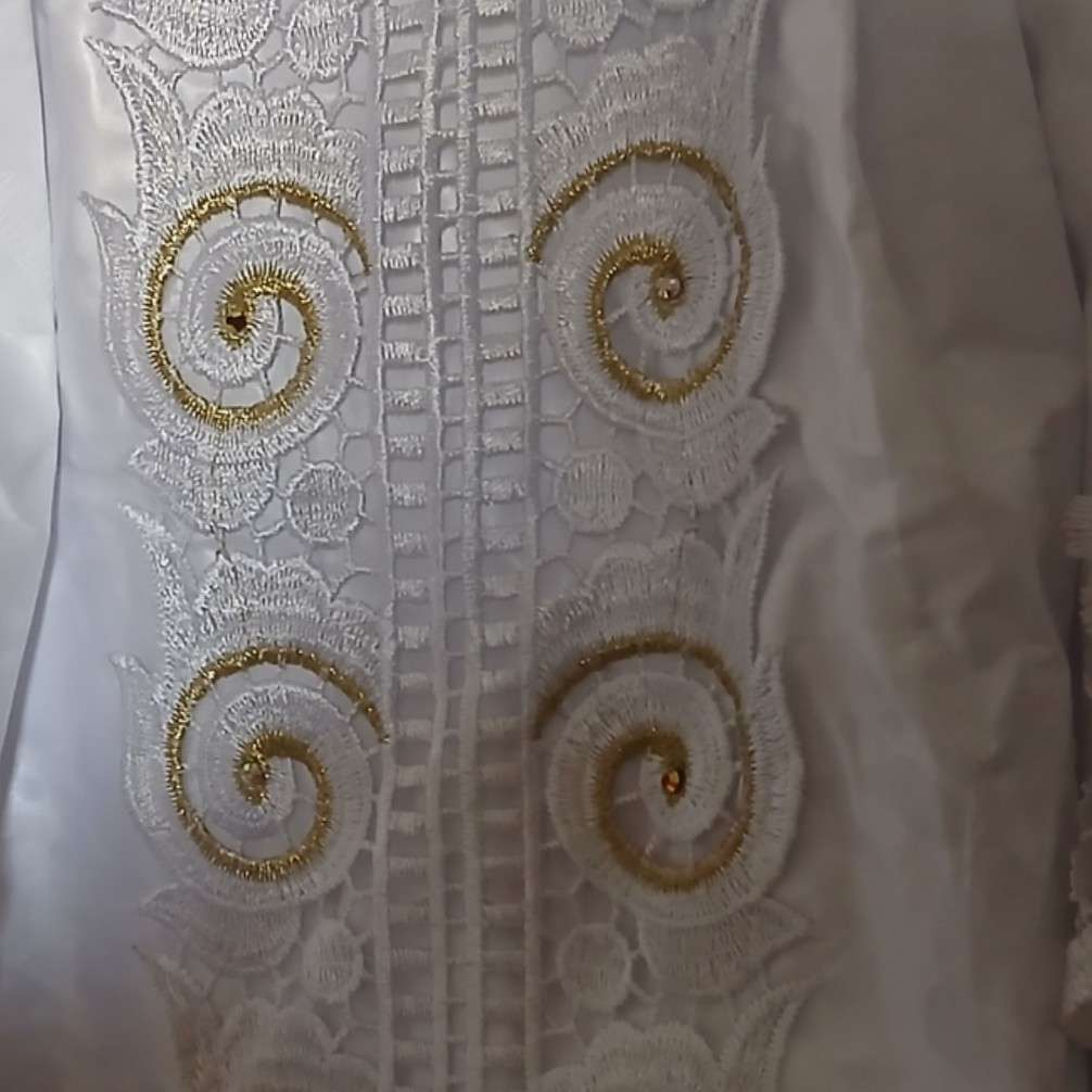 Robe blanche mariage femme longue dentelle dorée Geztner élégante cérémonie