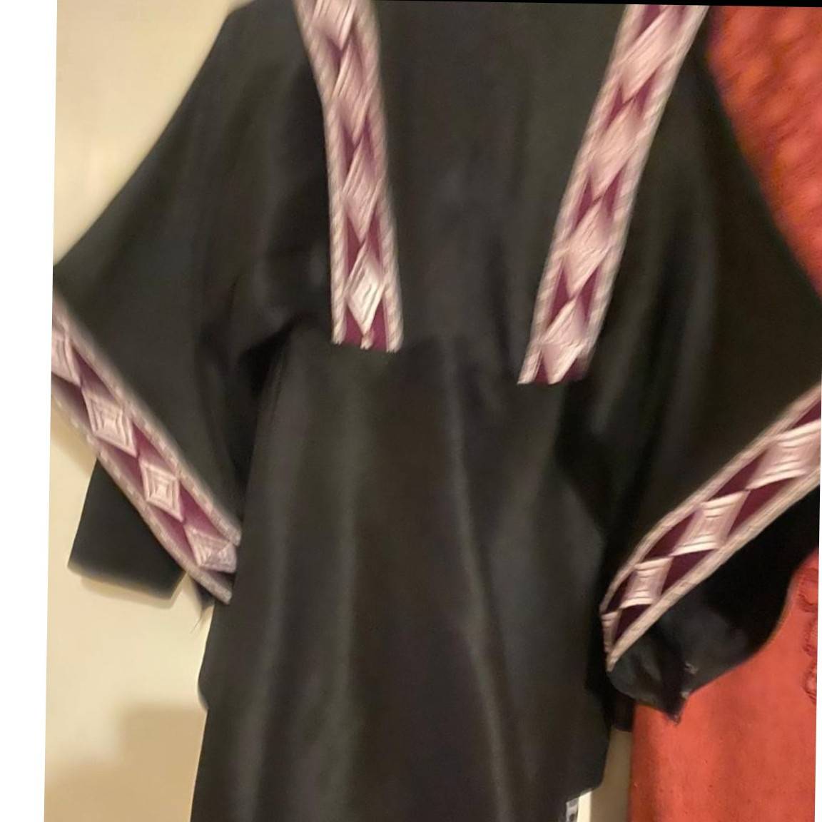 Abaya Élégance - Brocart Lin Coton Noir - Embellissements Traditionnels