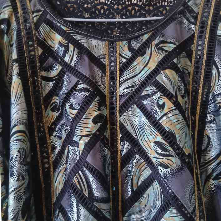 Robe wax femme élégante longue, motifs géométriques et dentelle noire