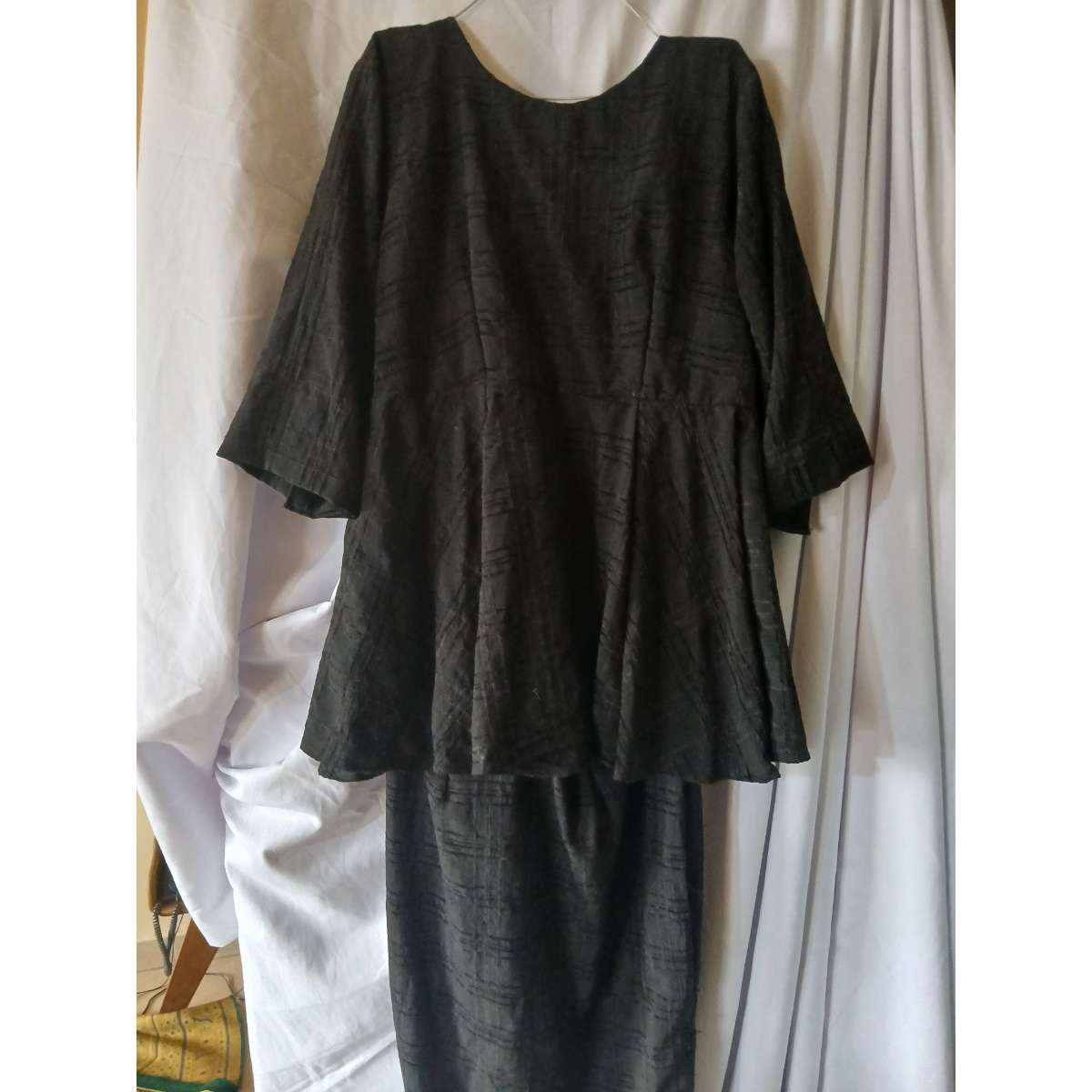 Ensemble jupe et haut femme élégant avec gilet