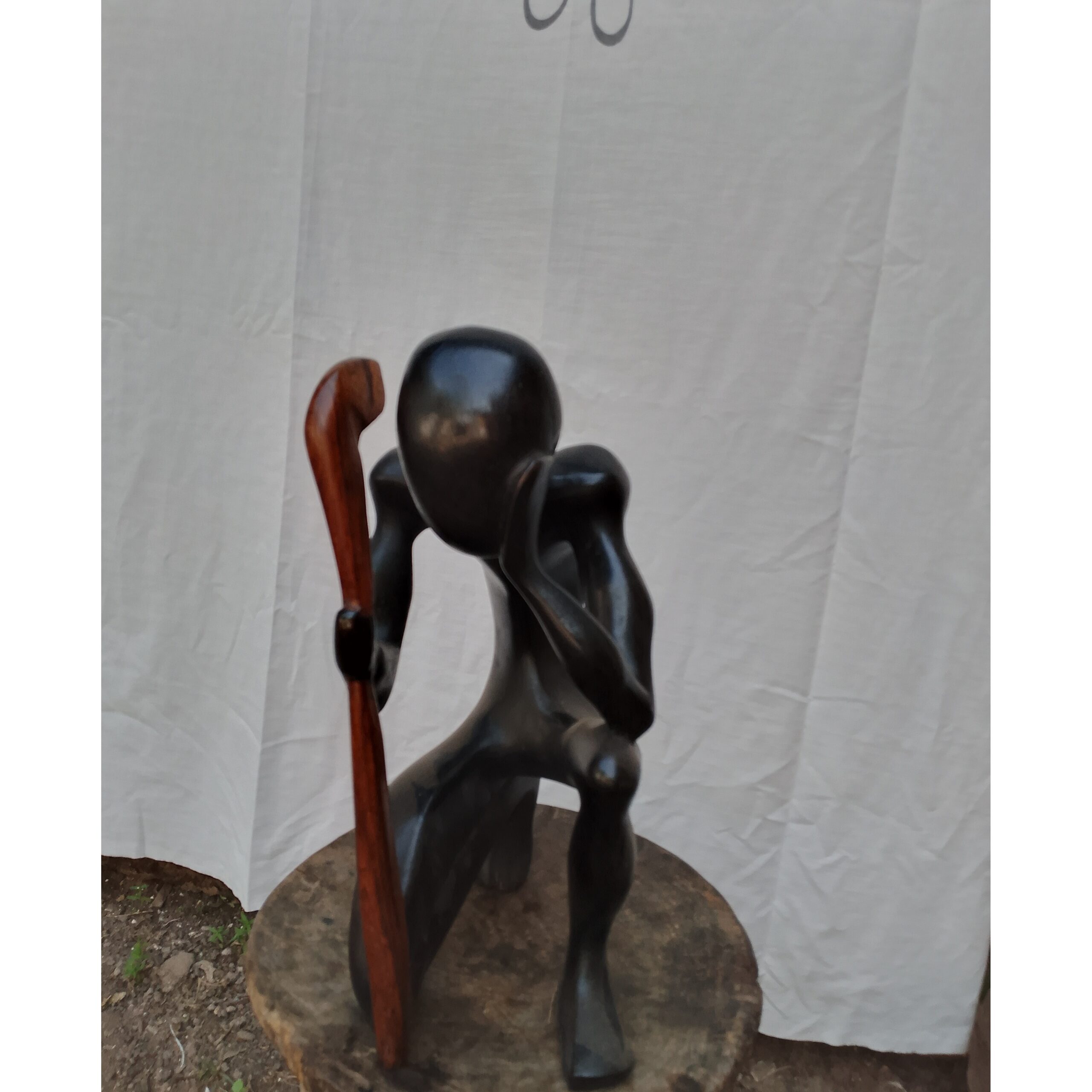 Sculpture décorative moderne salon Vieux Penseur en bois (50 cm)