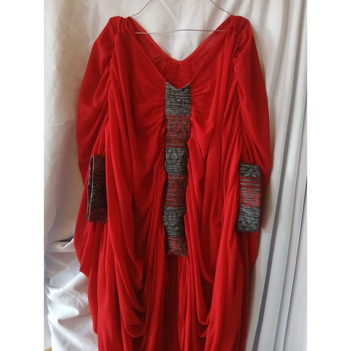 Ensemble femme crepe rouge et pagne tissé élégant, tenue cérémonie chic
