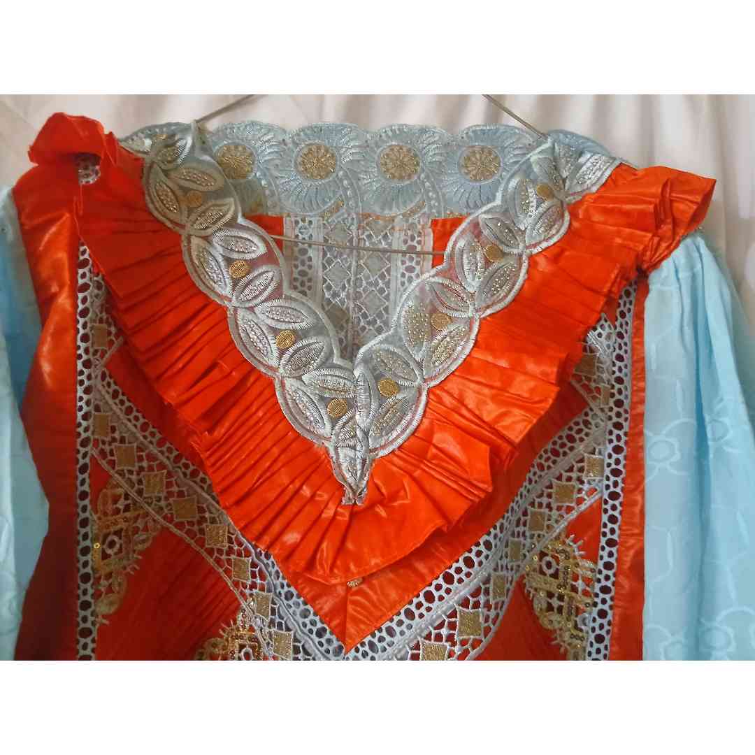 Robe bazin femme orange brodée bleu, élégante cérémonie ou soirée