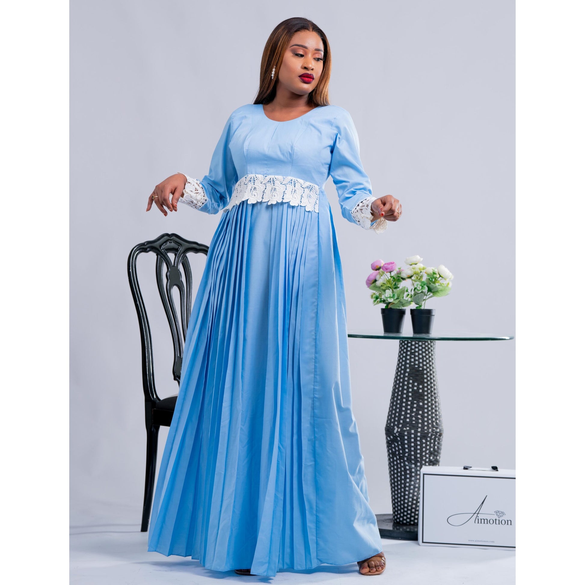 Robe Plissée Longues Porte-feuille derrière à manches longues avec de la garniture blanche et des boutons derriere avec sa jupe en dessous