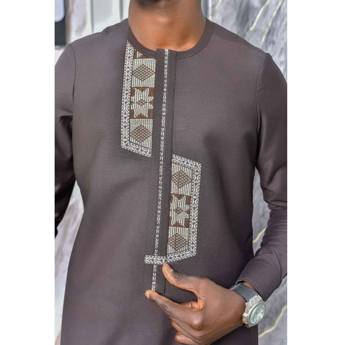 Pantalon homme élégant taupe coupe droite, chic et confortable