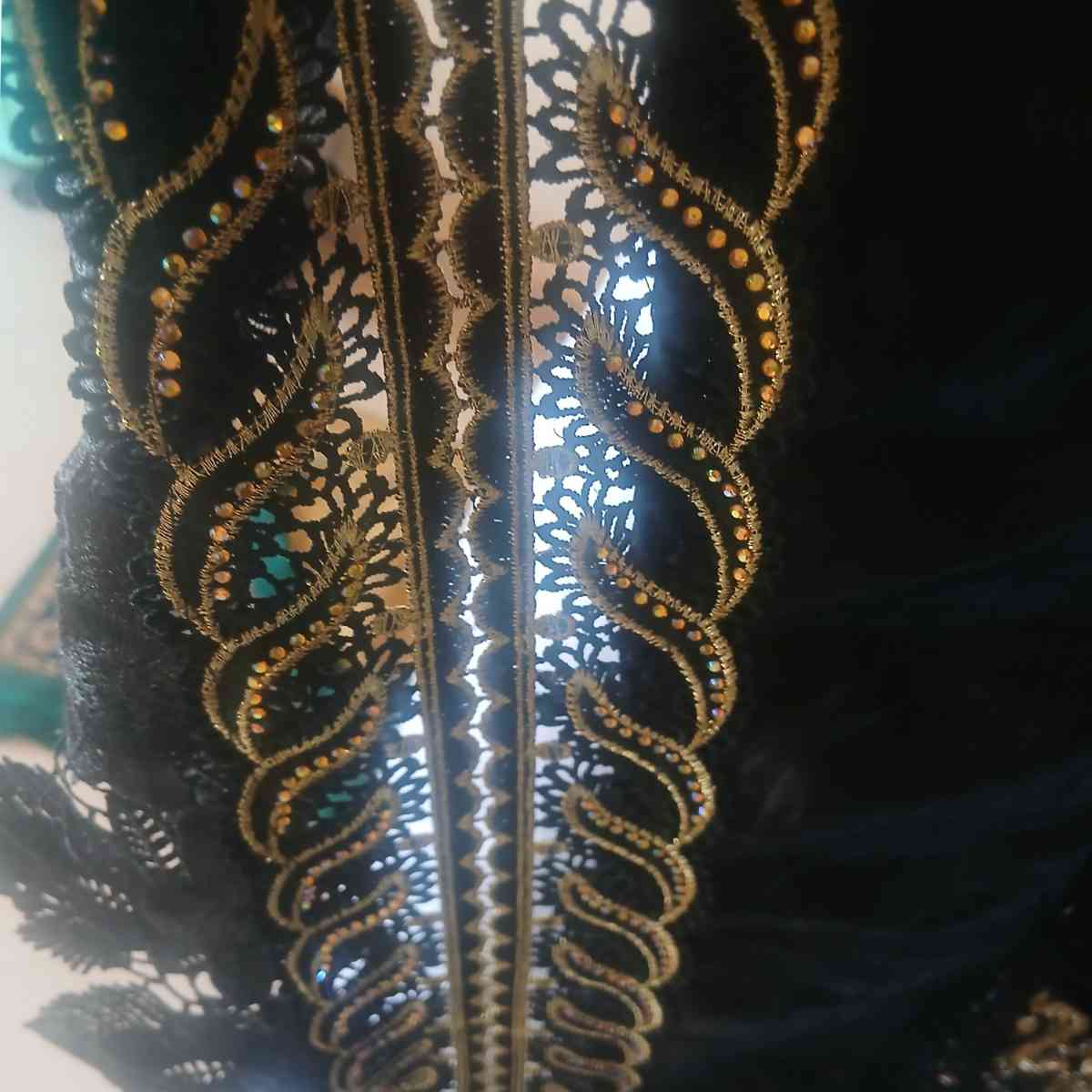 Boubou femme mariage brodé doré et pagne, tenue africaine chic