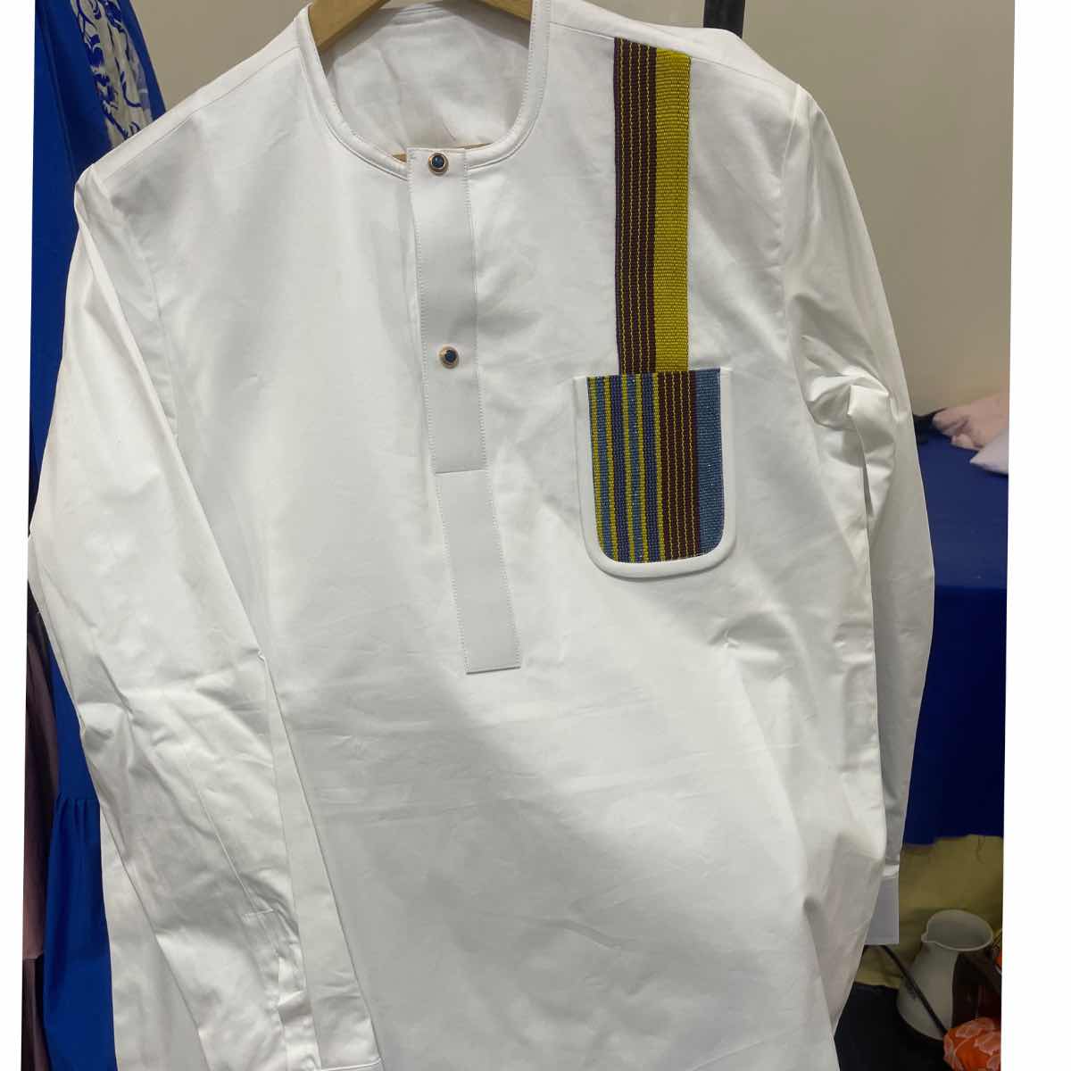 Chemise blanche homme col rond et pagne tissé (L)