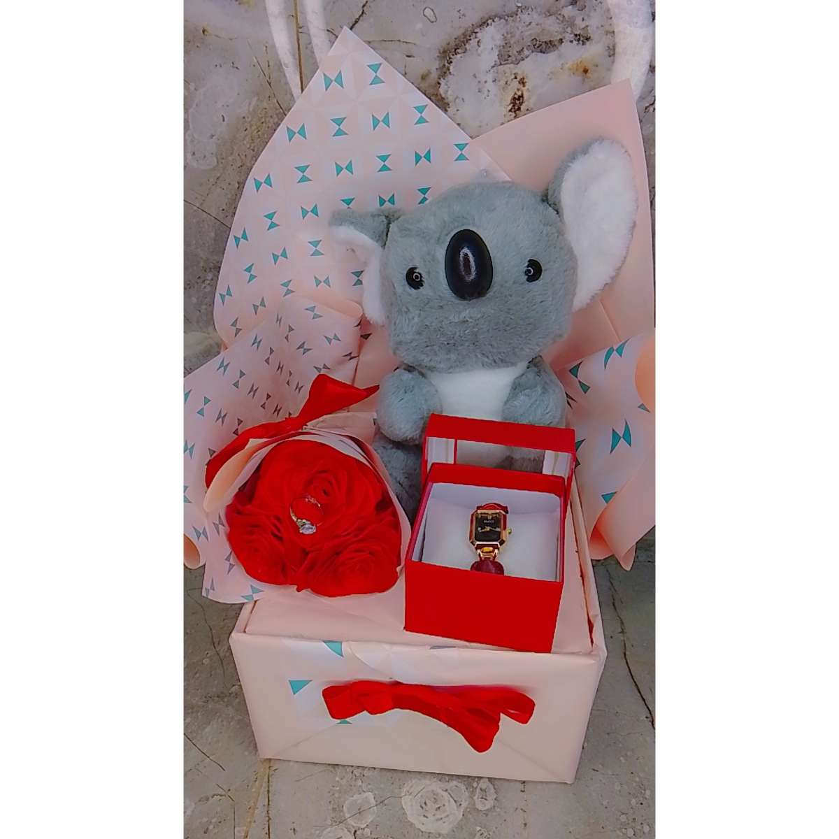 Coffret cadeau élégant en rouge rose et gris pour des moments inoubliables