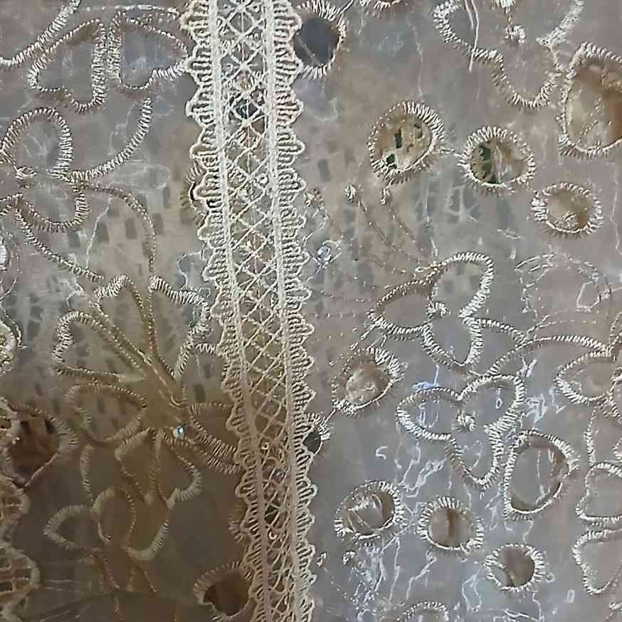 Robe marron élégante en dentelle beige pour un look irrésistible
