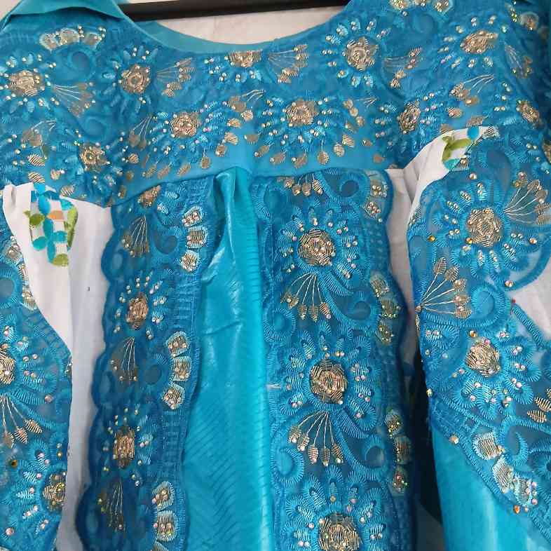 Robe bazin brodée femme élégante, longue, bleu et blanc, cérémonie