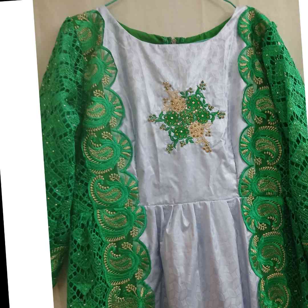 Robe Geztner femme grise et verte dorée, longue élégante dentelle cérémonie