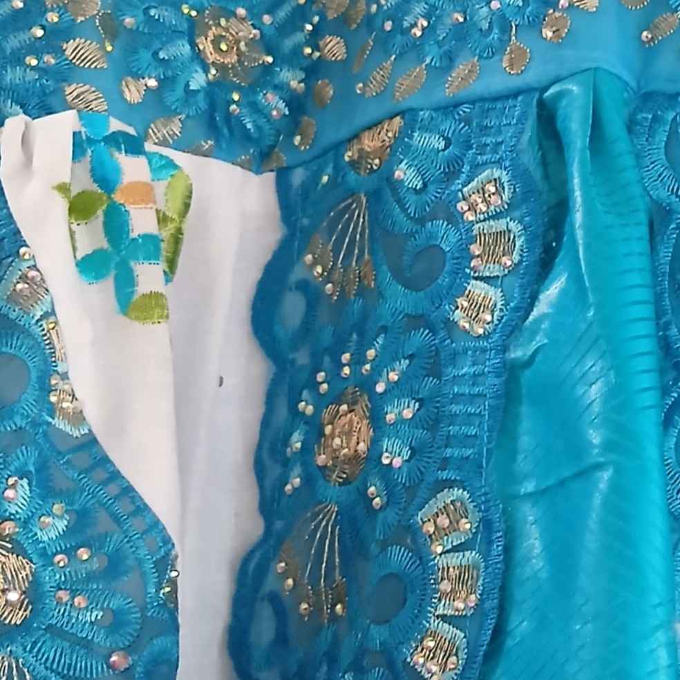 Robe bazin brodée femme élégante, longue, bleu et blanc, cérémonie