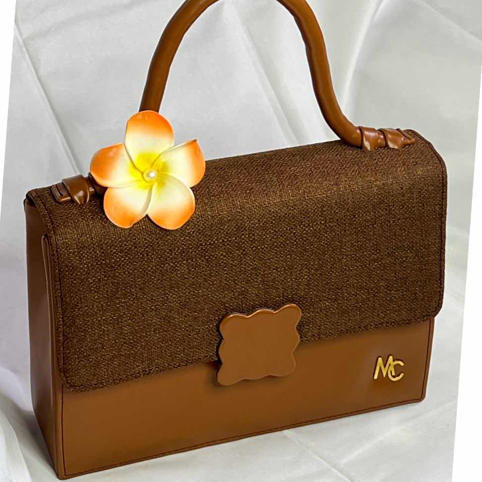 Sac à bandoulière cuir femme marron élégant avec fleur, format quotidien