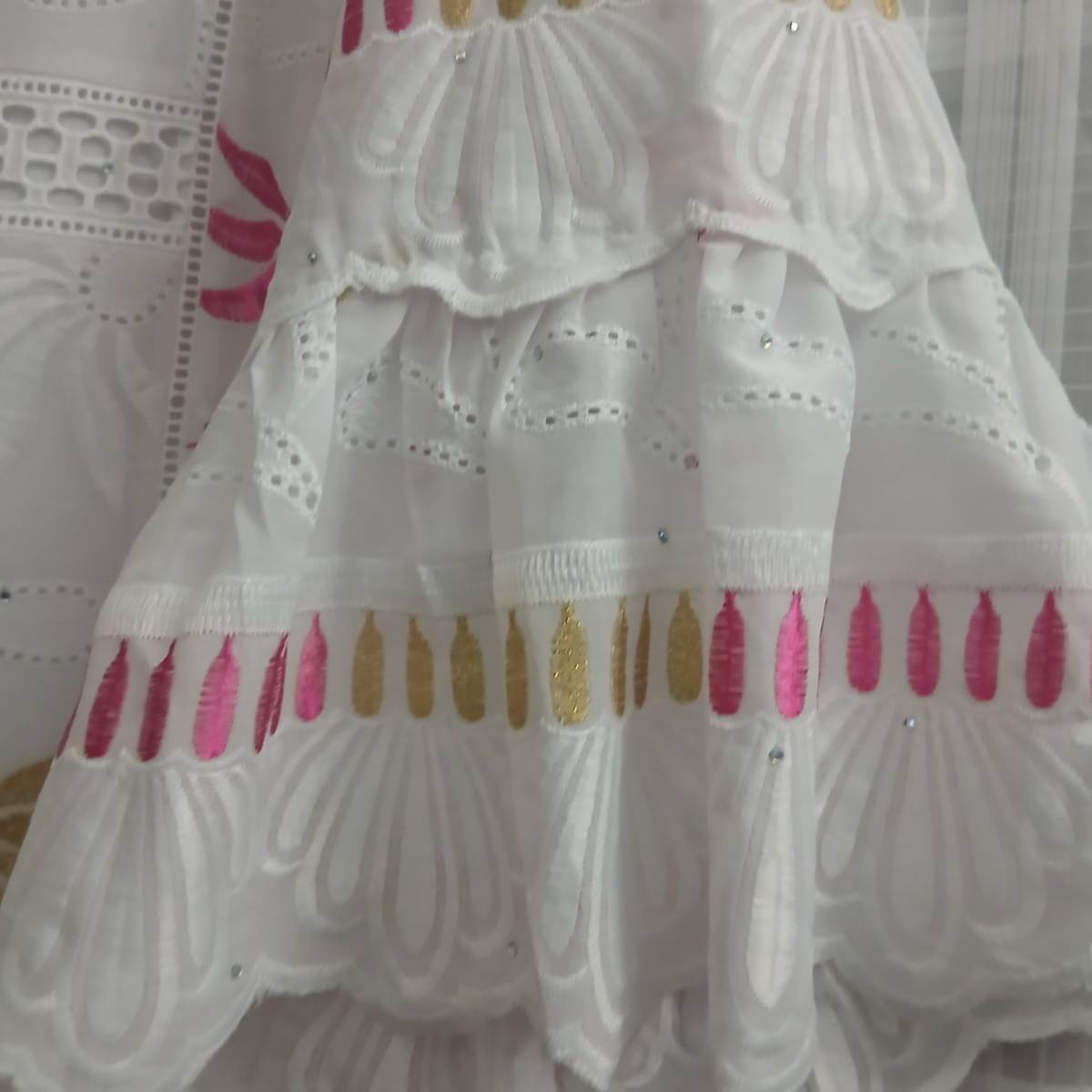 Robe blanche femme broderie rose et dorée, longue bohème chic élégante