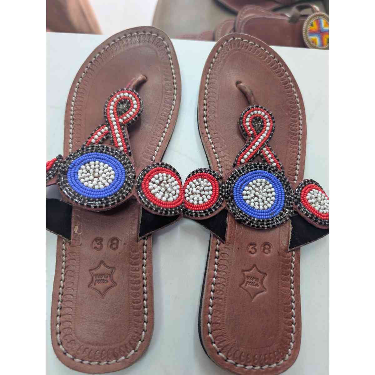 Sandales cuir femme motif bohème chic avec des perles colorées