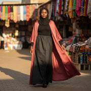 Ensemble kimono long femme rose satiné et jupe en jean noire