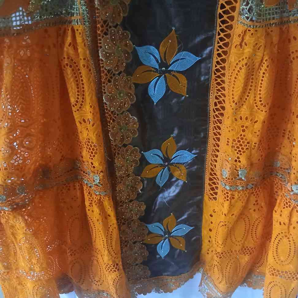 Robe bazin femme marron brodée bleu et orange, élégante et chic