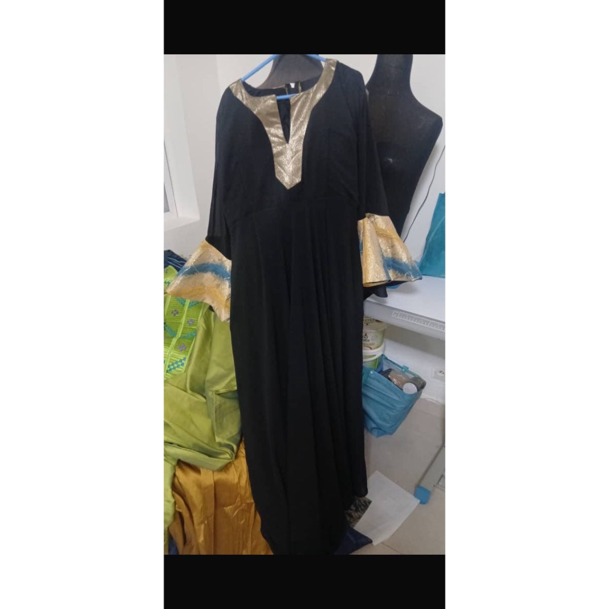Robe verte élégante femme longue, col en V doré, manches évasées chic
