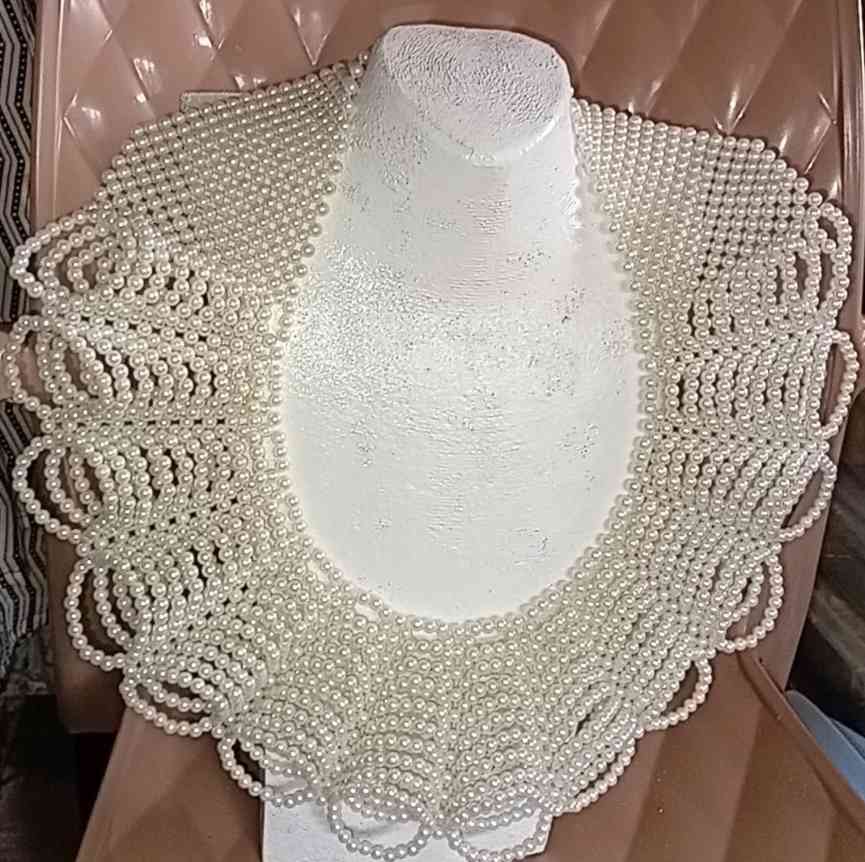 Collier large plastron perles beige
