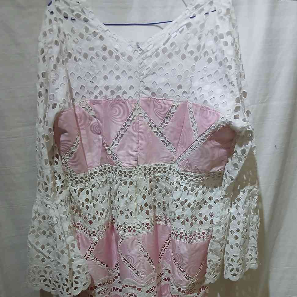 Robe bazin brodée blanche et rose bohème chic