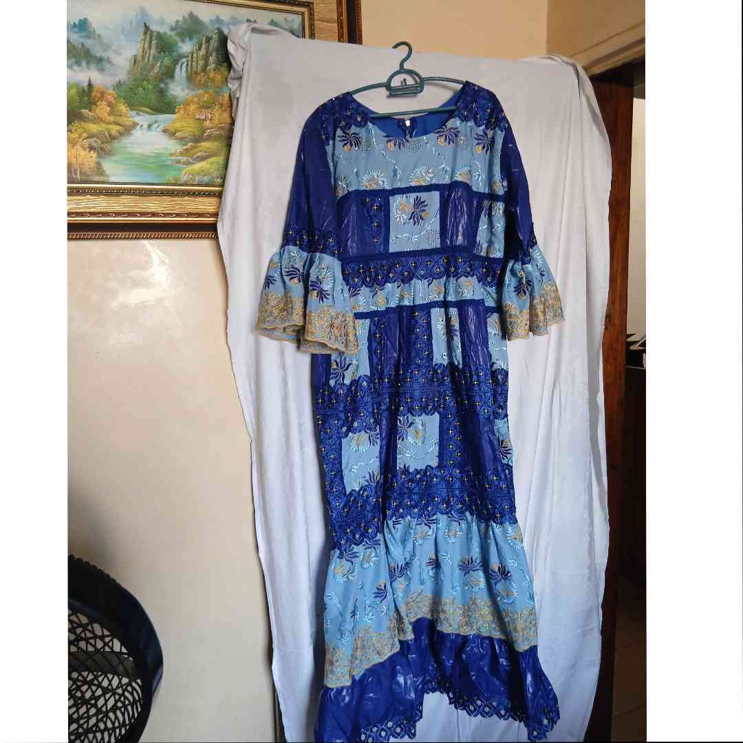Robe bazin brodée bleue femme, longue élégante, cérémonie ou bureau